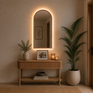 Espejo arco con luz LED marco oro rosa decorando un ambiente