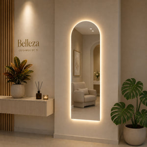 Espejo Arco Flotante Verona con luz LED decorando un ambiente