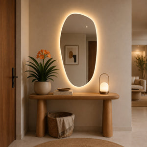 Espejo Irregular Flotante Monaco con luz LED decorando un ambiente