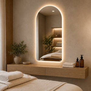 Espejo Arco Flotante Verona con luz LED decorando un ambiente
