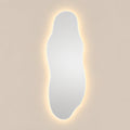 Espejo Irregular Flotante Bergen 60x170 Cm Luz Led encendido, vista frontal