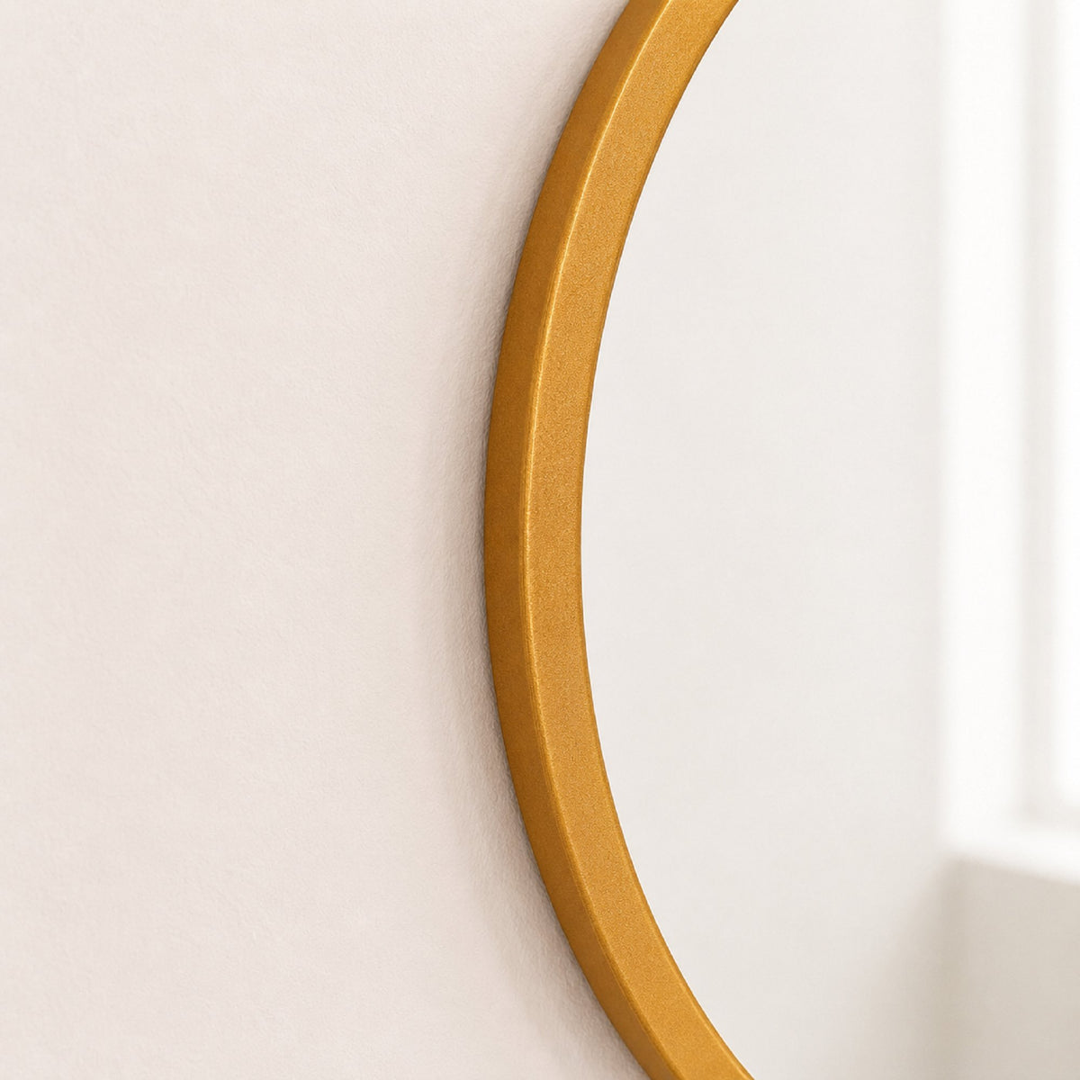 Detalle del marco en MDF color dorado